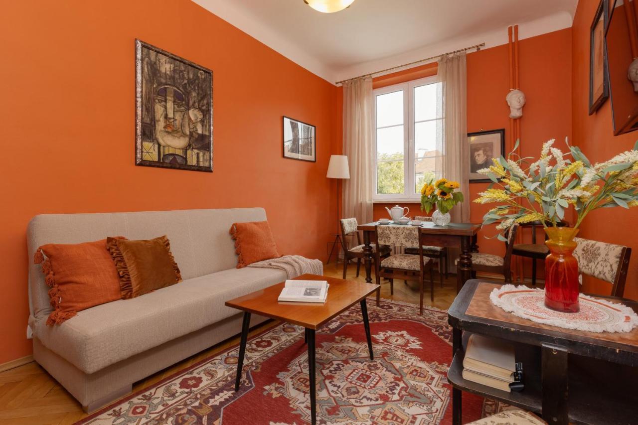 New Town Square For 5 Guests By Renters Appartement *