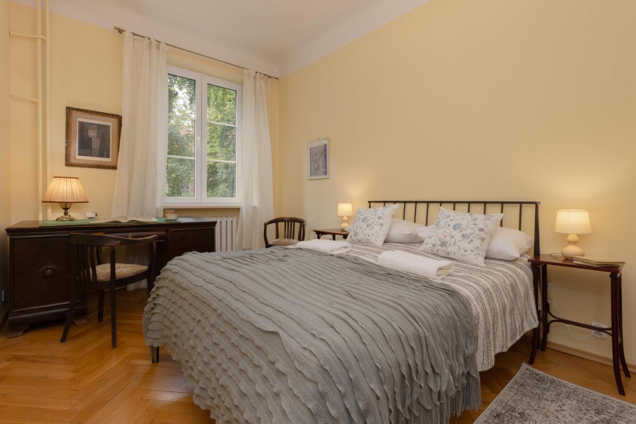 New Town Square For 5 Guests By Renters Appartement *