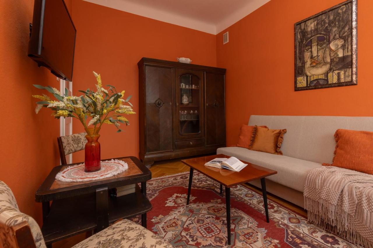 New Town Square For 5 Guests By Renters Appartement