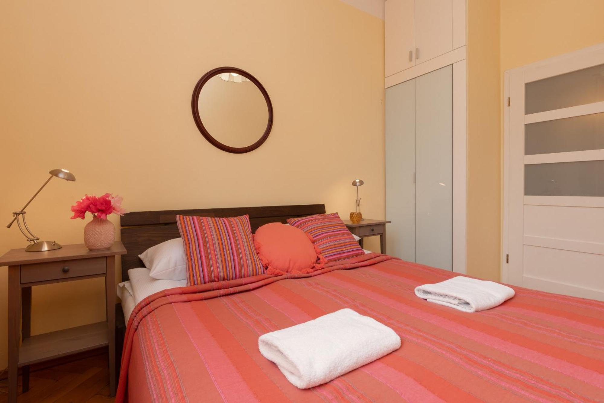Appartement New Town Square For 5 Guests By Renters *
