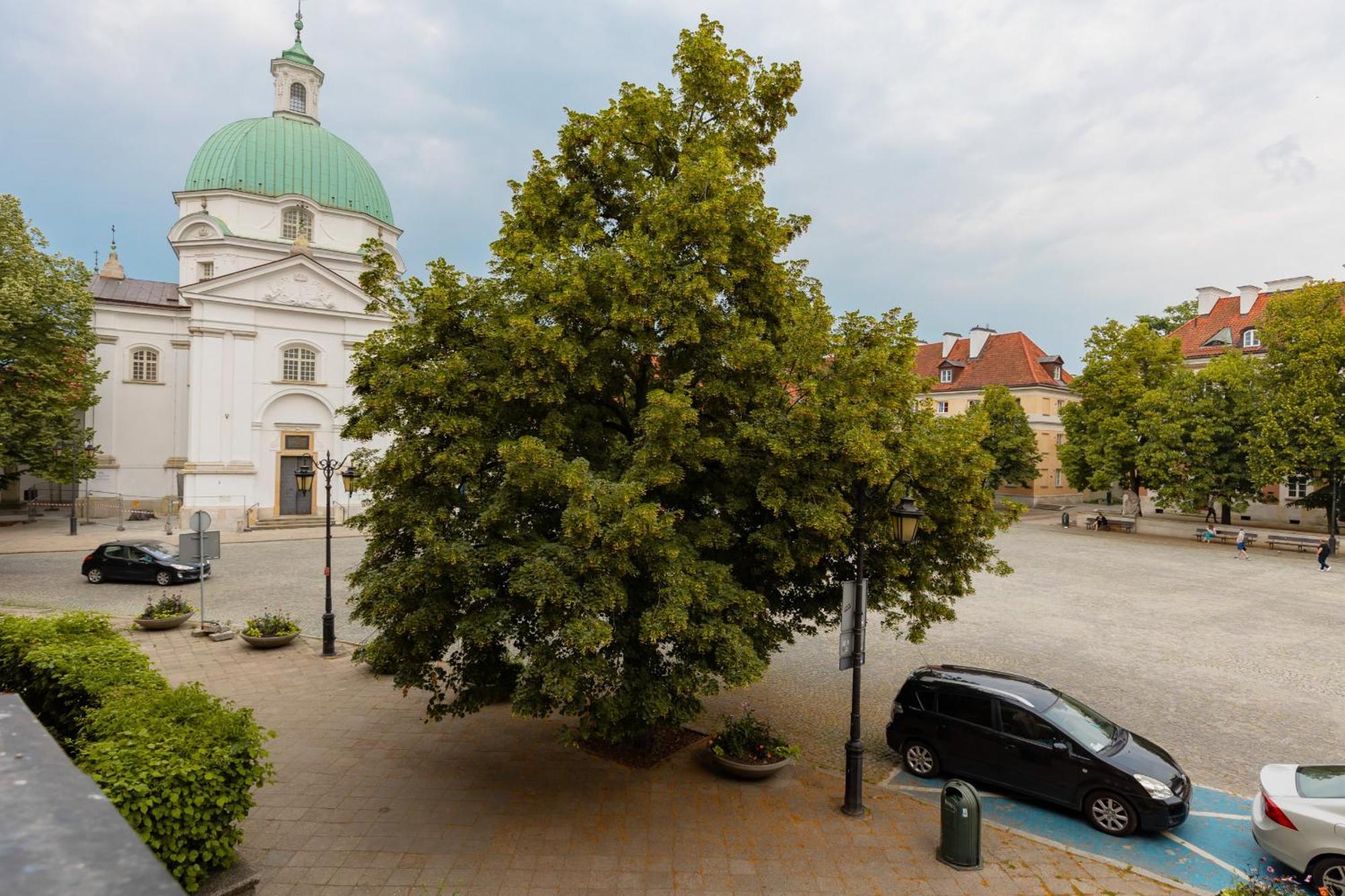 New Town Square For 5 Guests By Renters Appartement *